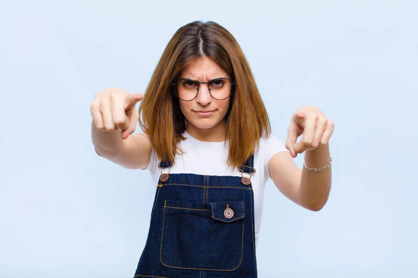 Ung Vacker Kvinna Pekar Framåt Framför Kameran Med Både Fingrar — Stockfoto