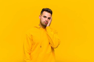 Genç İspanyol adam yorgun, sıkıcı ve sıkıcı bir görevin ardından sıkılmış, hayal kırıklığına uğramış ve uykulu hissediyor.