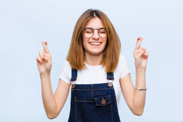 Jonge Mooie Vrouw Glimlachen Angstig Kruisen Beide Vingers Zich Zorgen — Stockfoto