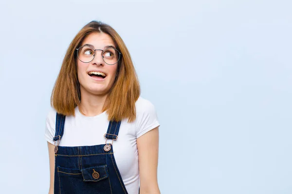 Giovane Bella Donna Sente Scioccato Felice Stupito Sorpreso Guardando Lato — Foto Stock