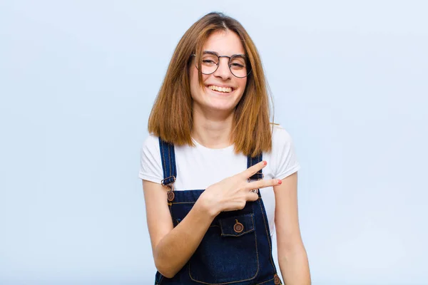 Jovem Mulher Bonita Sentindo Feliz Positivo Bem Sucedido Com Mão — Fotografia de Stock