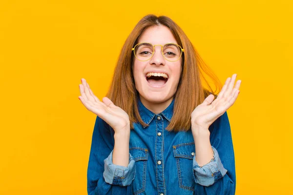 Jonge Mooie Vrouw Voelen Geschokt Opgewonden Lachen Verbaasd Gelukkig Vanwege — Stockfoto