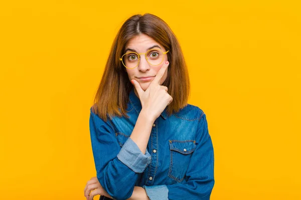 Young Pretty Woman Looking Serious Thoughtful Distrustful One Arm Crossed — Stock Photo, Image