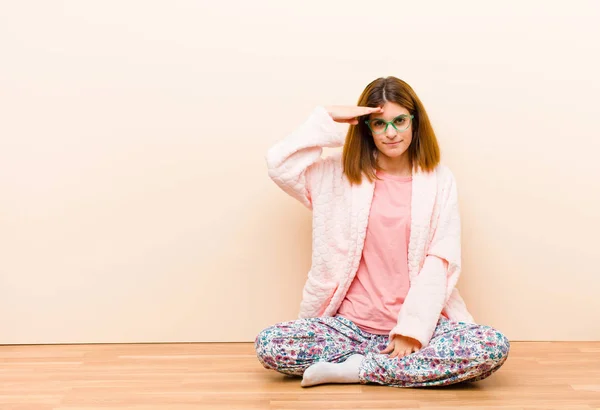 Mujer Joven Con Pijama Sentada Casa Saludando Cámara Con Saludo —  Fotos de Stock
