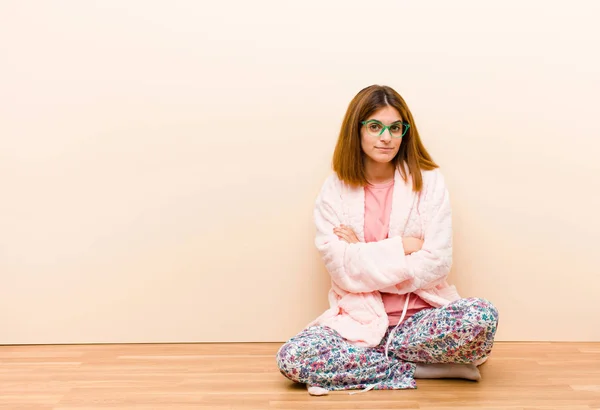 Νεαρή Γυναίκα Φορώντας Πιτζάμες Κάθεται Στο Σπίτι Αισθάνεται Δυσαρέσκεια Και — Φωτογραφία Αρχείου