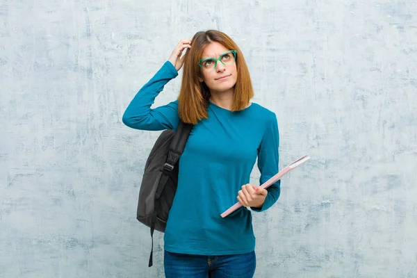 Young Student Woman Feeling Puzzled Confused Scratching Head Looking Side — Stock Photo, Image