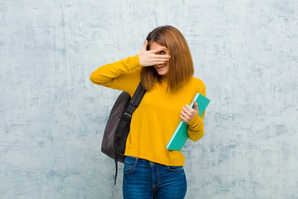 Joven Estudiante Cubriendo Cara Con Las Manos Asomándose Entre Los — Foto de Stock