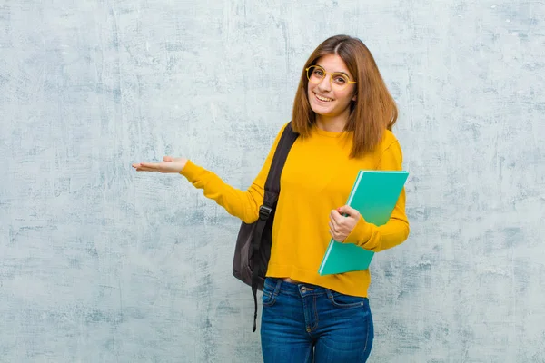 Młoda Studentka Uśmiecha Się Czuje Się Szczęśliwa Beztroska Zadowolona Wskazując — Zdjęcie stockowe