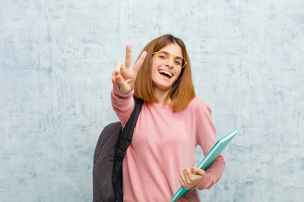 Joven Estudiante Sonriendo Buscando Amigable Mostrando Número Dos Segundo Con —  Fotos de Stock