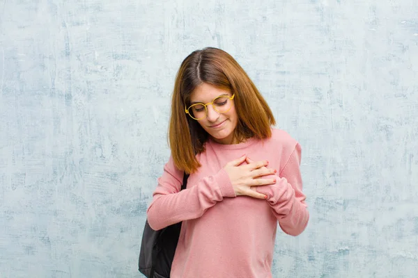 Jeune Étudiante Femme Regardant Triste Blessé Cœur Brisé Tenant Les — Photo