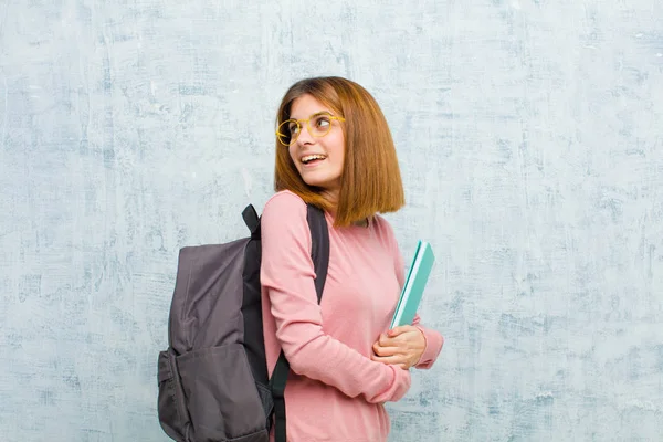 Joven Estudiante Sonriendo Alegremente Sintiéndose Feliz Satisfecha Relajada Con Los —  Fotos de Stock