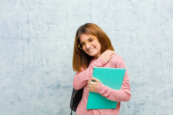 胃の痛みやグランジの壁の背景に対するインフルエンザを感じている若い学生の女性 — ストック写真