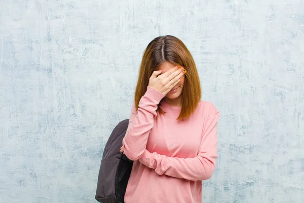 Giovane Studentessa Che Sembra Stressata Vergognata Sconvolta Con Mal Testa — Foto Stock
