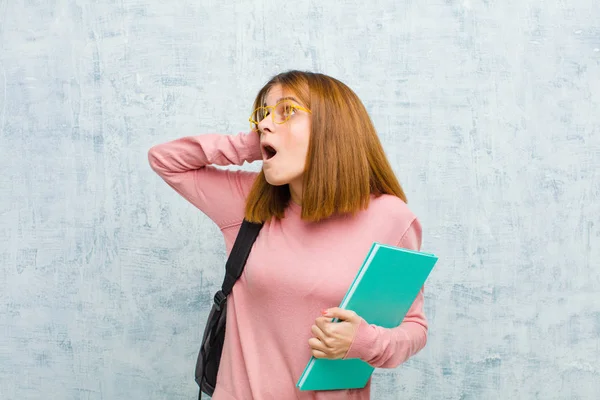 Junge Studentin Mit Offenem Mund Entsetzt Und Schockiert Über Einen — Stockfoto