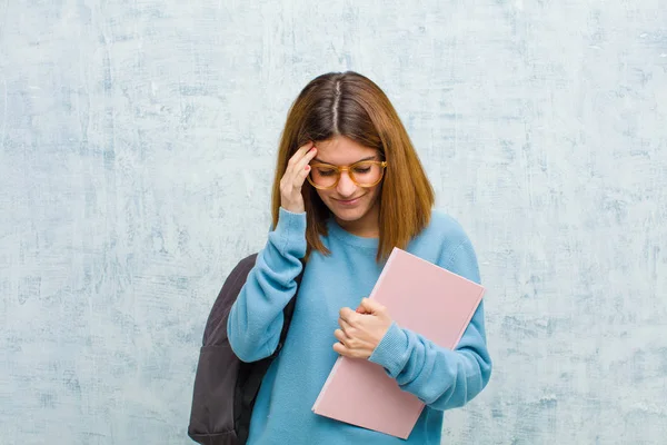 年轻的女学生看上去很紧张 很沮丧 工作压力很大 头疼难忍 背景音乐的问题缠身 — 图库照片