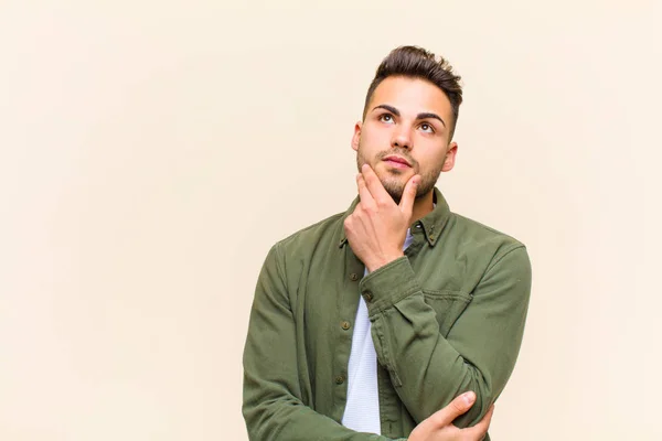 Jovem Hispânico Homem Sorrindo Feliz Sonhando Acordado Duvidar Olhando Para — Fotografia de Stock