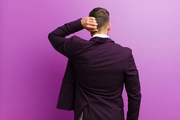 Young Hispanic Man Thinking Doubting Scratching Head Feeling Puzzled Confused — Stock Photo, Image