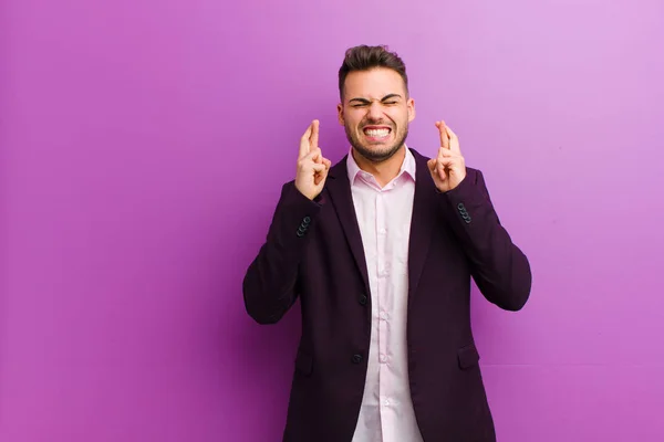 Jovem Hispânico Sorrindo Ansiosamente Cruzando Dois Dedos Sentindo Preocupado Desejando — Fotografia de Stock