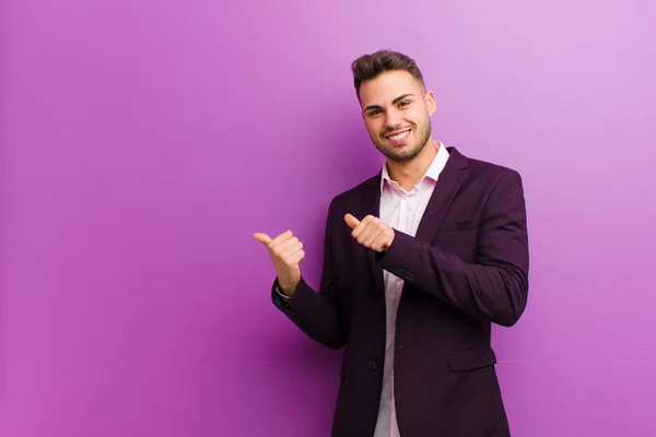 Jovem Hispânico Sorrindo Alegre Casualmente Apontando Para Copiar Espaço Lado — Fotografia de Stock