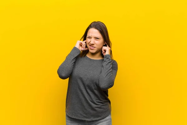 Mulher Latino Americana Olhando Com Raiva Estressado Irritado Cobrindo Ambos — Fotografia de Stock