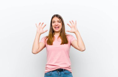 Genç ve güzel bir kadın ellerini havaya kaldırarak çığlık atıyor. Öfkeli, sinirli, stresli ve üzgün hissediyor.