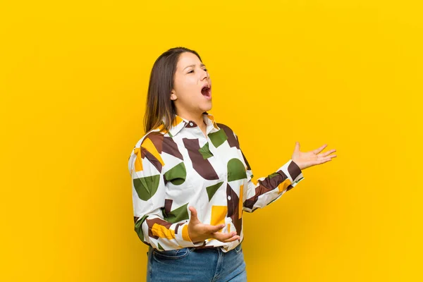 Donna Americana Latina Che Esegue Opera Canta Concerto Spettacolo Sentendosi — Foto Stock