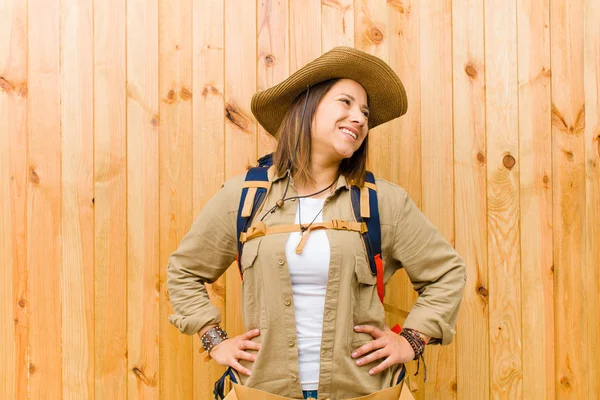 Mujer Exploradora Latina Joven Contra Fondo Pared Madera —  Fotos de Stock