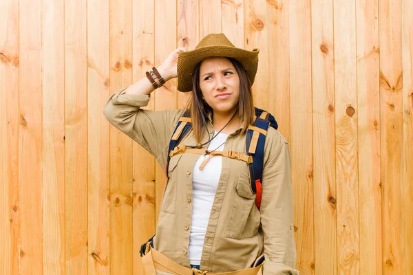 Mujer Exploradora Latina Joven Contra Fondo Pared Madera —  Fotos de Stock