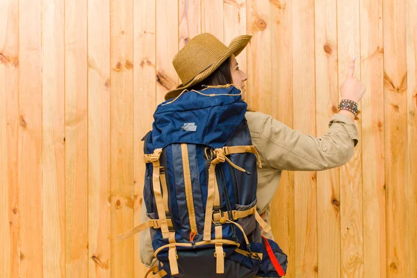 Jong Latijn Ontdekkingsreiziger Vrouw Tegen Houten Muur Achtergrond — Stockfoto