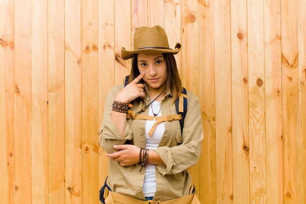 Jovem Explorador Latino Mulher Contra Fundo Parede Madeira — Fotografia de Stock