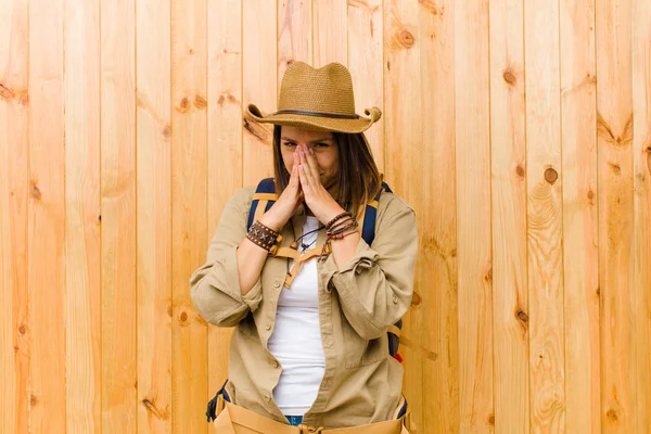 Mujer Exploradora Latina Joven Contra Fondo Pared Madera —  Fotos de Stock