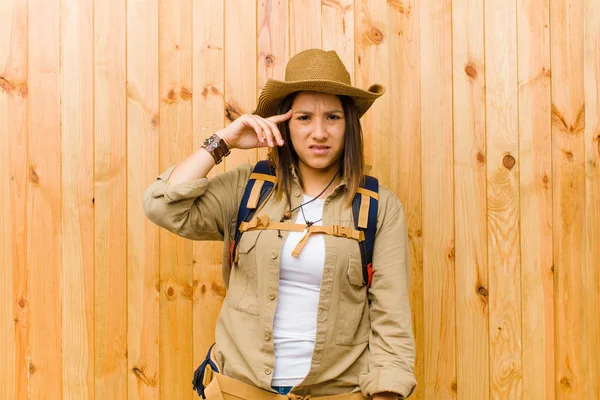 Mujer Exploradora Latina Joven Contra Fondo Pared Madera — Foto de Stock