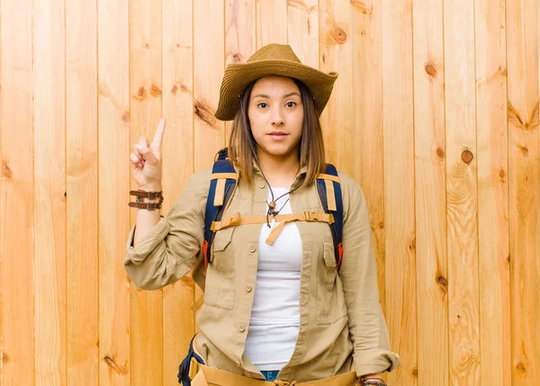 Mujer Exploradora Latina Joven Contra Fondo Pared Madera —  Fotos de Stock