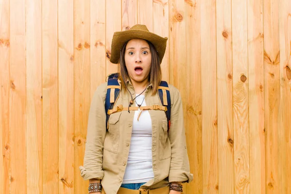 Mujer Exploradora Latina Joven Contra Fondo Pared Madera —  Fotos de Stock