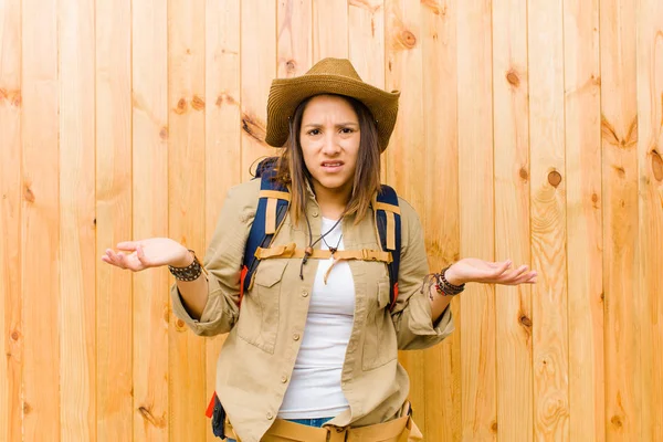 Mujer Exploradora Latina Joven Contra Fondo Pared Madera —  Fotos de Stock