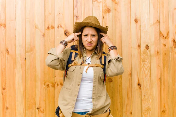 Mujer Exploradora Latina Joven Contra Fondo Pared Madera — Foto de Stock