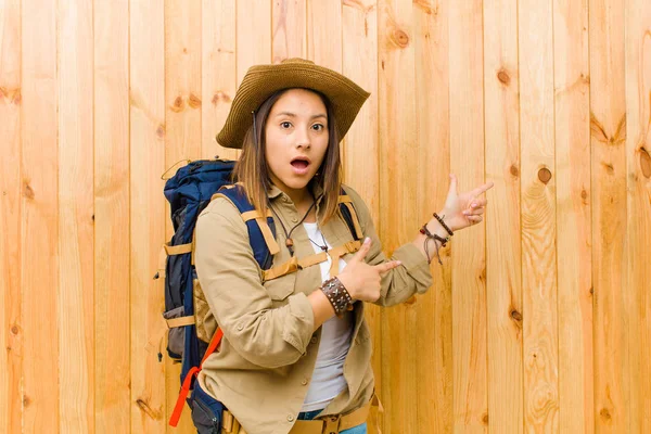 Jovem Explorador Latino Mulher Contra Fundo Parede Madeira — Fotografia de Stock