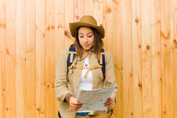 Jovem Viajante Mulher Com Mapa Contra Parede Madeira — Fotografia de Stock