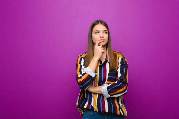 Jovem Mulher Bonita Com Olhar Surpreso Nervoso Preocupado Assustado Olhando — Fotografia de Stock