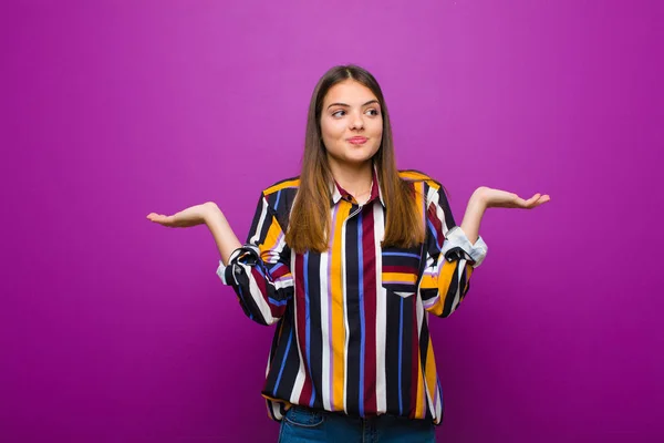 Junge Hübsche Frau Die Sich Verwirrt Und Verwirrt Fühlt Zweifelt — Stockfoto