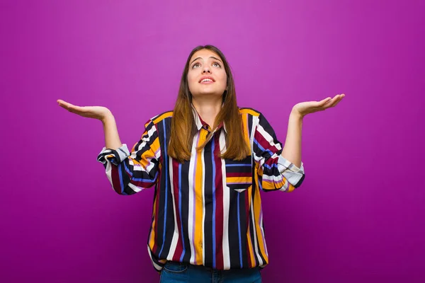 Jonge Mooie Vrouw Voelt Gelukkig Verbaasd Gelukkig Verrast Het Vieren — Stockfoto