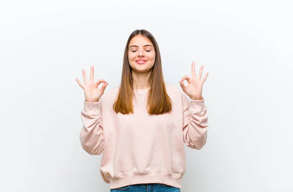 Jovem Bonita Mulher Olhando Concentrado Meditando Sentindo Satisfeito Relaxado Pensando — Fotografia de Stock