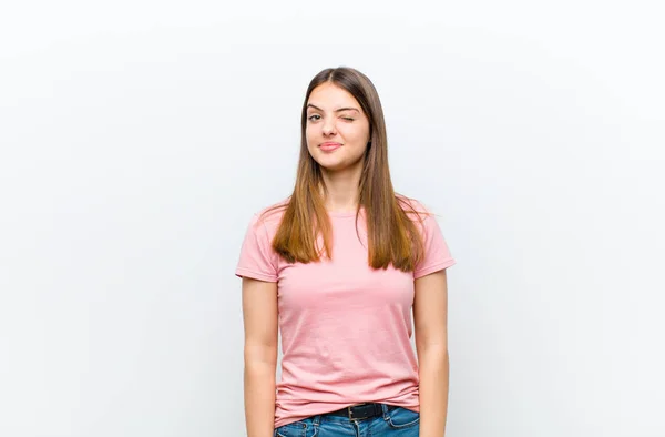 Giovane Bella Donna Guardando Felice Amichevole Sorridente Strizzando Occhio Voi — Foto Stock