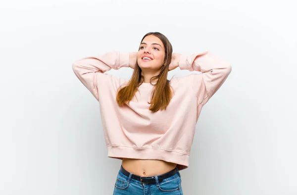 Joven Bonita Mujer Sonriendo Sintiéndose Relajado Satisfecho Despreocupado Riendo Positivamente — Foto de Stock