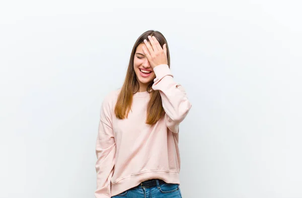 Junge Hübsche Frau Lacht Und Klopft Sich Auf Die Stirn — Stockfoto