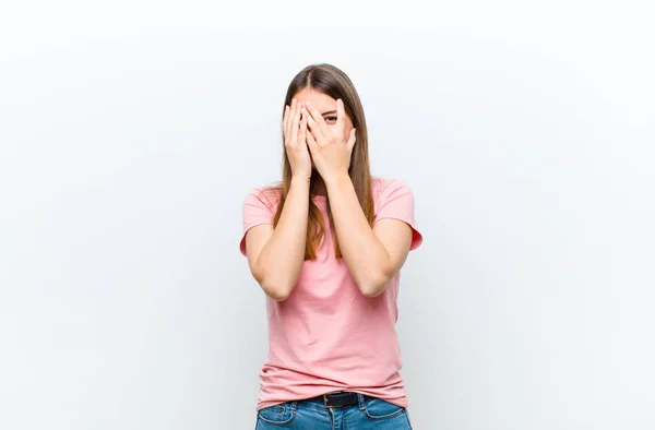 Junge Hübsche Frau Die Sich Ängstlich Oder Peinlich Berührt Fühlt — Stockfoto