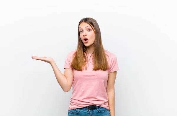 Giovane Bella Donna Guardando Sorpreso Scioccato Con Mascella Caduto Tenendo — Foto Stock