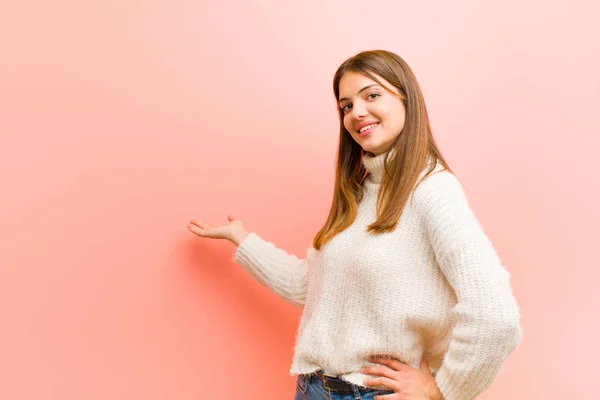 Ung Vacker Kvinna Känner Sig Glad Och Glad Ler Och — Stockfoto