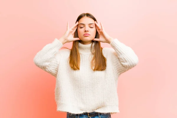 Jovem Bonita Mulher Olhando Concentrado Pensativo Inspirado Brainstorming Imaginando Com — Fotografia de Stock