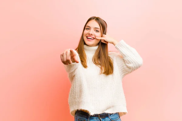 Joven Bonita Mujer Sonriendo Alegremente Apuntando Cámara Mientras Que Hacer —  Fotos de Stock